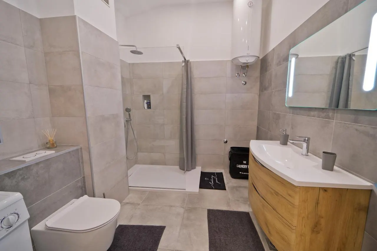 Apartment Vita Pula 0*,